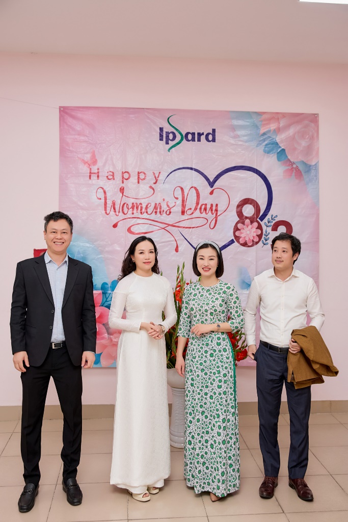 D:\2. ẢNH TƯ LIỆU\Ảnh 2 hội thi 8-3-2023\fb\BGK cắm hoa.jpg