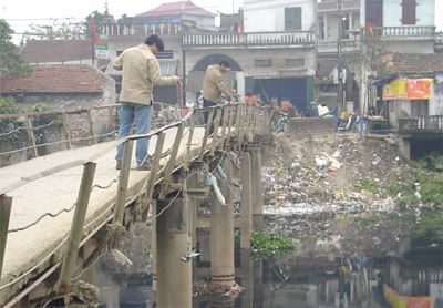Rác nilon ở ven sông Nhuệ